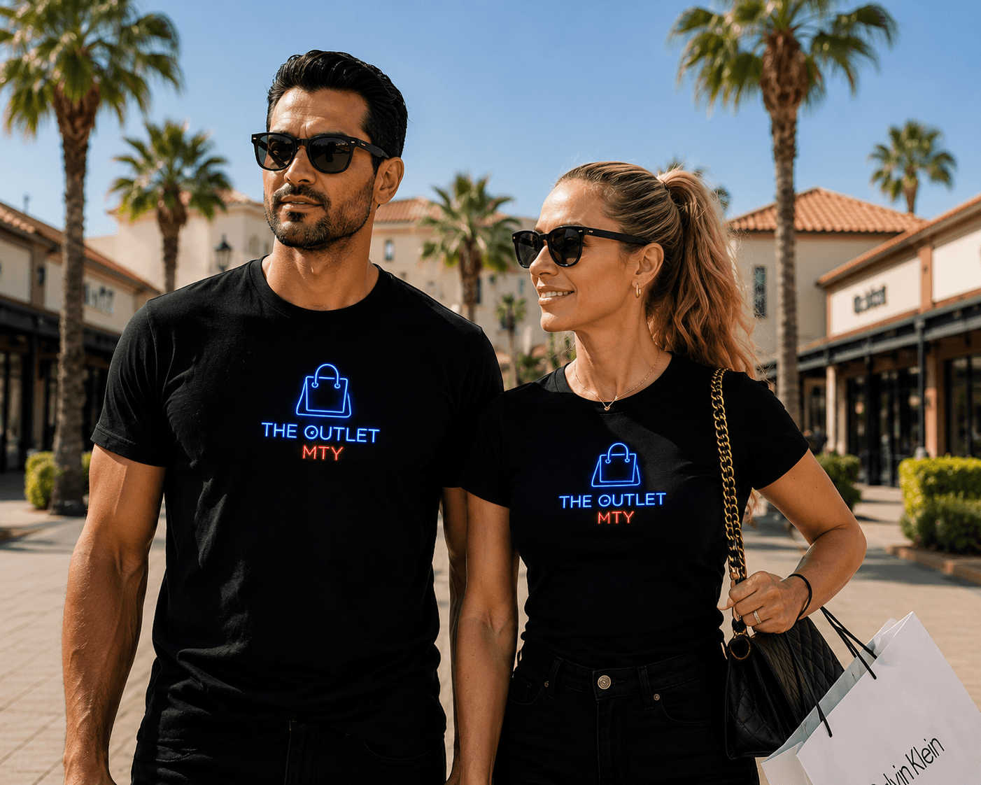 Pareja de clientes de THE OUTLET MTY comprando ropa y accesorios de marcas premium
