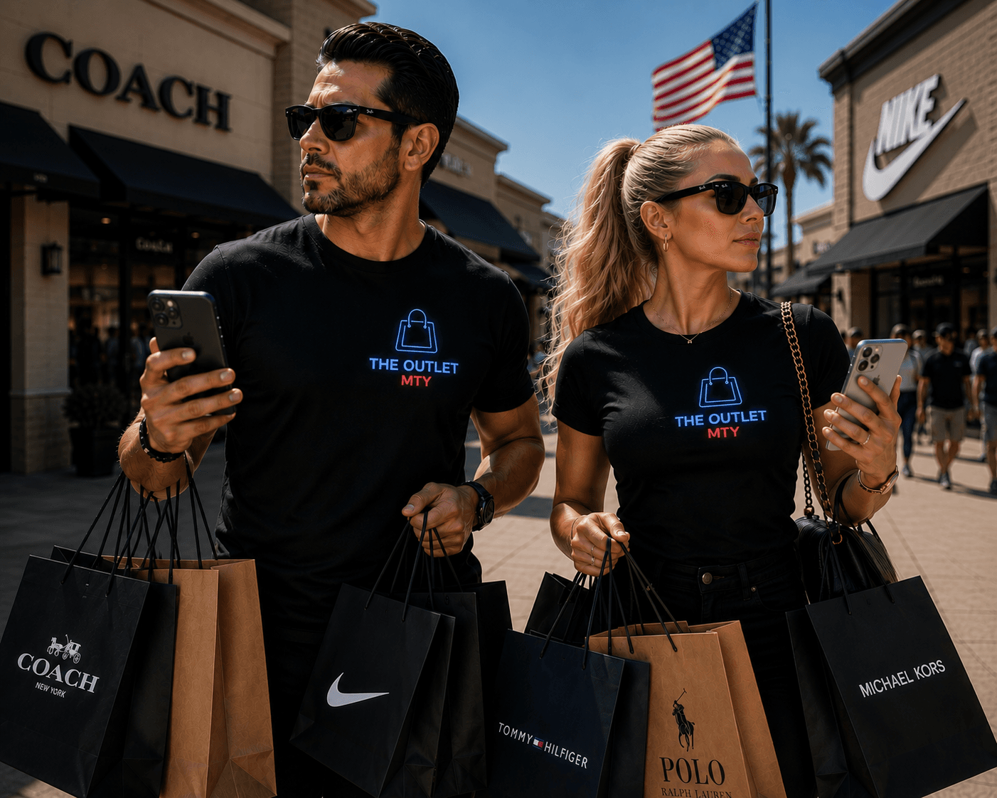 Cazadores de marcas de THE OUTLET MTY caminando por un outlet de Estados Unidos con bolsas de marcas premium